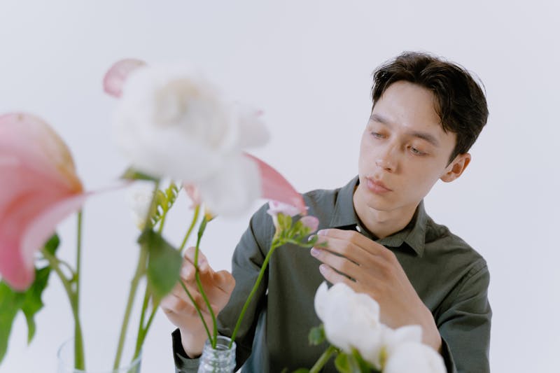 Interflora — artisans fleuristes préparant des bouquets de fleurs fraîches